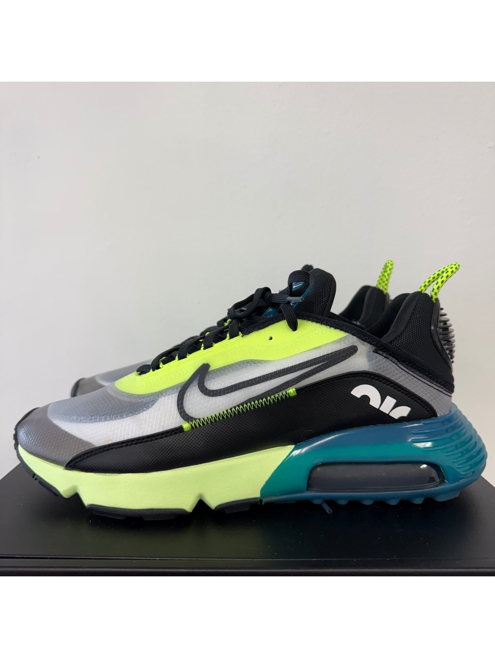 Nike Air Max 2090 "Volt Blue" (Style Code: BV9977-101) Size 11